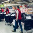 Dans le magasin Auchan de Fontenay-sous-Bois, une dizaine de chariots se sont vendus en trente minutes.