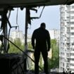 Le maire de Kiev, Vitali Klitscho, dans un appartement détruit par une frappe de drones explosifs russes, le 8 mai 2023 en Ukraine