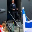 Le secrétaire d'État américain Antony Blinken débarque d'un avion à son arrivée à Tel-Aviv en provenance du Caire, le 22 mars 2024.
