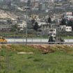 Des véhicules sur la nouvelle route de contournement construite par Israël, détournant le trafic de la ville palestinienne de Huwara, le 13 mars 2024 en Cisjordanie occupée