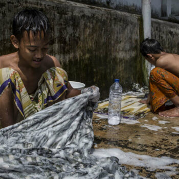 En Indonésie, la guerre des sarongs endeuille les nuits du ramadan