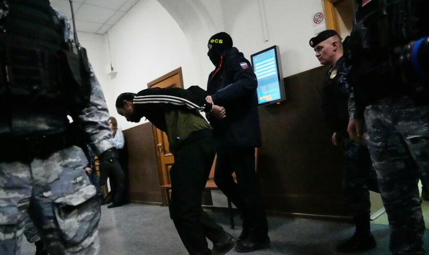 Anschlag bei Moskau: Mutmaßliche Attentäter müssen für zwei Monate in Untersuchungshaft
