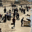 À Gaza, douze personnes noyées en tentant de récupérer de l’aide humanitaire parachutée en mer