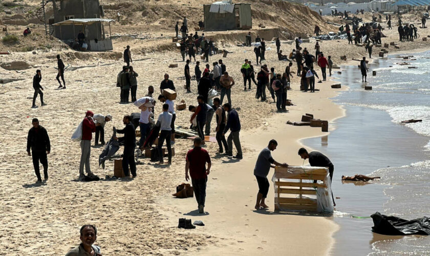À Gaza, douze personnes noyées en tentant de récupérer de l’aide humanitaire parachutée en mer