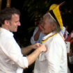 Raoni fait chevalier de la Légion d’honneur par Emmanuel Macron