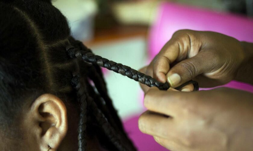 Adoption de la loi contre la « discrimination capillaire » : « Combien de fois je me suis plaquée les cheveux pour éviter des remarques »