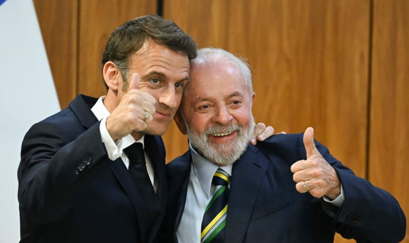 Les "photos de mariage" d'Emmanuel Macron avec Lula moquées : le président persiste et signe