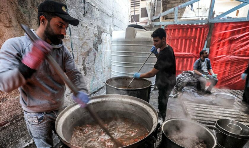Des bénévoles préparent le repas de rupture du jeûne, le 24 mars 2024 à Rafah, dans le sud de la bande de Gaza