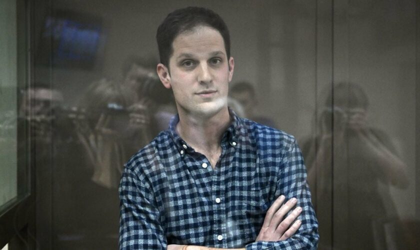 Le journaliste américain Evan Gershkovich, inculpé d'espionnage, dans la cage en verre des accusés lors d'une audience devant un tribunal de Moscou, le 18 avril 2023