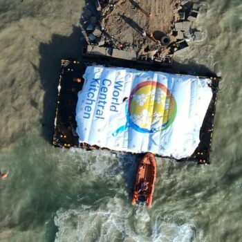 Cette photo diffusée par l'armée israélienne le 15 mars 2024 montre une barge transportant de l'aide humanitaire en direction de la bande de Gaza