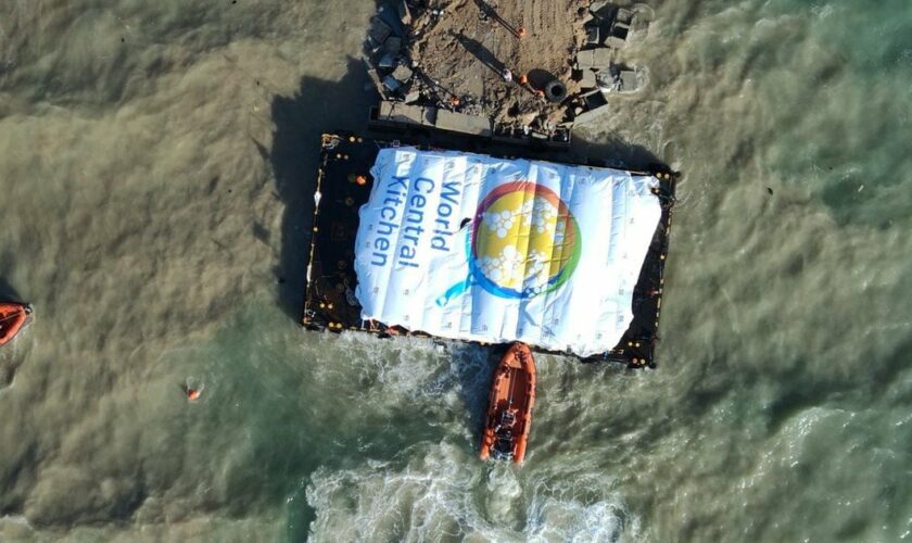Cette photo diffusée par l'armée israélienne le 15 mars 2024 montre une barge transportant de l'aide humanitaire en direction de la bande de Gaza