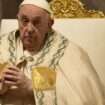 Im Rollstuhl gebracht: Papst Franziskus feiert Osternachtsmesse im Petersdom