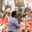 Le maire d'Istanbul Ekrem Imamoglu, figure de l'opposition en Turquie, devant ses partisans, à Istanbul le 30 mars 2024
