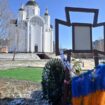 Une croix installée sur le lieu d'une ancienne fosse commune à Boutcha, en Ukraine, le 30 mars 2023