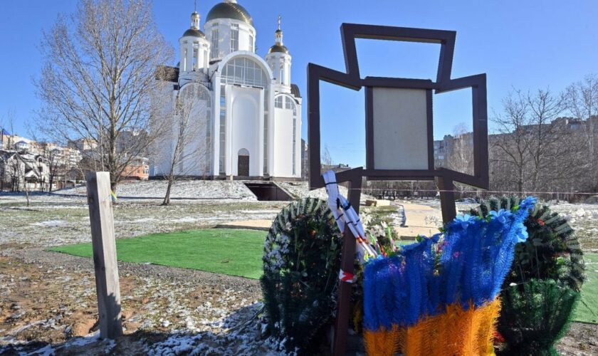 Une croix installée sur le lieu d'une ancienne fosse commune à Boutcha, en Ukraine, le 30 mars 2023