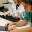El Hospital La Fe de Valencia monitoriza con un 'smartwatch' a pacientes que tienen programada una cirugía mayor
