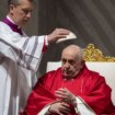 El Papa preside en la basílica de San Pedro la vigilia de Pascua después de renunciar al Vía Crucis