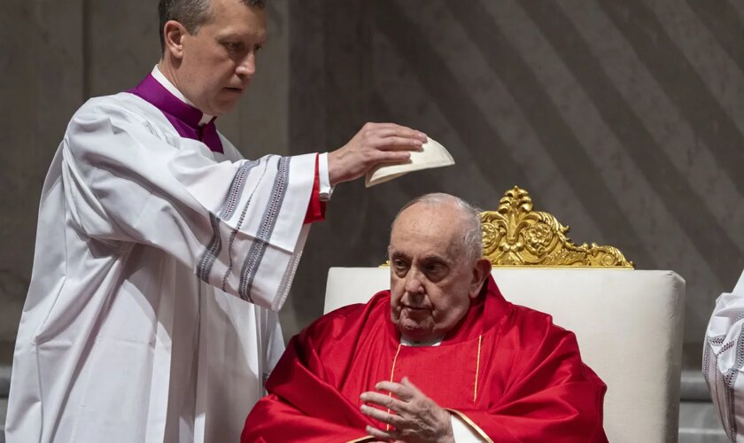 El Papa preside en la basílica de San Pedro la vigilia de Pascua después de renunciar al Vía Crucis