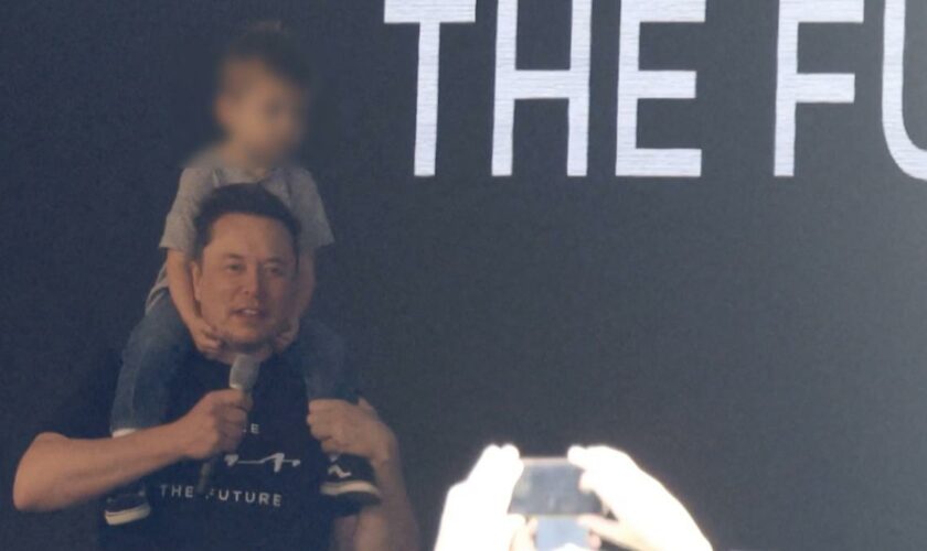 Elon Musk bringt Sohn mit zum Tesla-Werk nach Grünheide