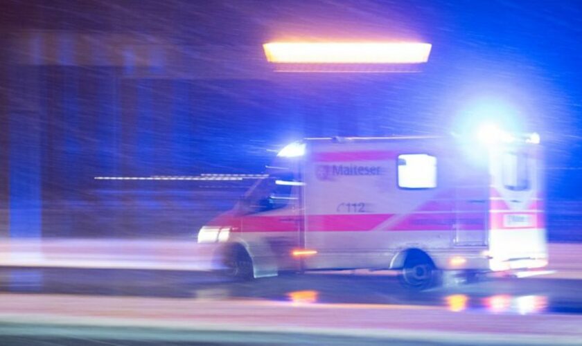Ein Krankenwagen fährt über eine Straße. (zu dpa: "Zwei Verletzte nach Unfall in Mülsen") Foto: Sebastian Gollnow/dpa/Symbolbild