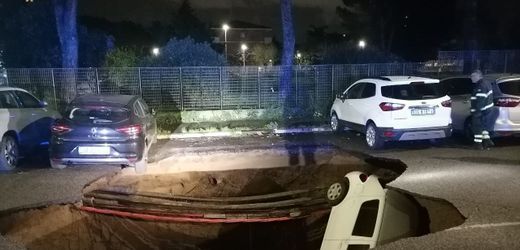 Italien: Erdloch in Rom verschlingt zwei Autos
