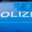 Der Polizei-Schriftzug steht auf einem Einsatzfahrzeug. Foto: Christoph Soeder/dpa/Symbolbild