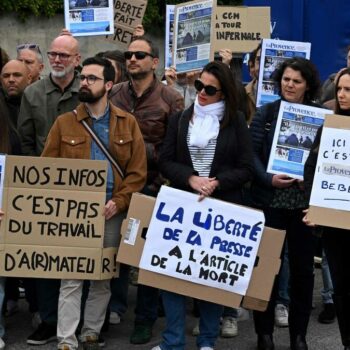 La Provence : rassemblement devant le journal malgré la réintégration du directeur de la rédaction