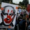 Menschen protestieren gegen die Regierung des israelischen Ministerpräsidenten Bejamin Netanjahu. Foto: Leo Correa/AP/dpa