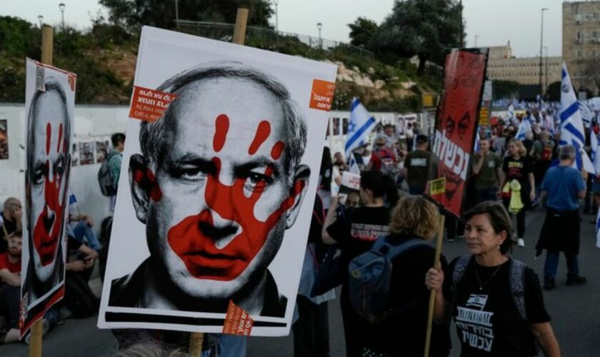Menschen protestieren gegen die Regierung des israelischen Ministerpräsidenten Bejamin Netanjahu. Foto: Leo Correa/AP/dpa