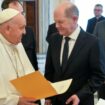 Papst Franziskus (l.) und Bundeskanzler  Scholz im Vatikan