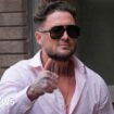 Stephen Bear gives a thumbs up as he arrives at Chelmsford Crown Court