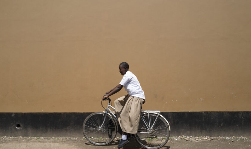 Viols, gangs, serpents: des vélos permettent aux écolières d'éviter les dangers en Tanzanie