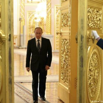 Boris Nadeschdin spricht während einer Sitzung der Zentralen Wahlkommission Russlands in Moskau.