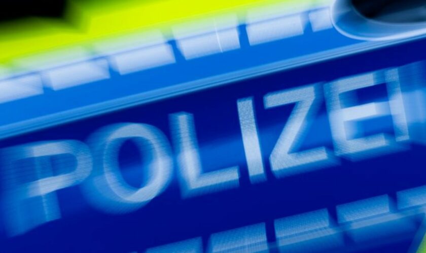 Der Schriftzug "Polizei" ist auf einem Einsatzfahrzeug zu sehen. Foto: Rolf Vennenbernd/dpa/Symbolbild
