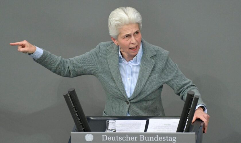 Marie-Agnes Strack Zimmermann (FDP) am Redepult des Bundestages