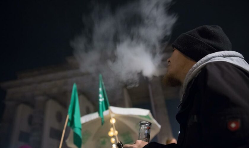 Cannabislegalisierung: Hunderte kiffen am Brandenburger Tor