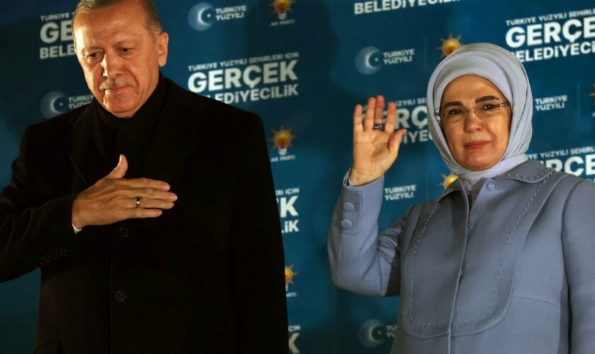 Le président turc Recep Tayyip Erdogan et son épouse Emine Erdogan au siège du parti islamo-conservateur AKP, à l'issue des municipales qui ont vu la victoire de l'opposition, à Ankara le 1er avril 2024