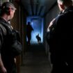 Des policiers de la brigade canine inspectent le sous-sol d'un immeuble, dans le cadre de "l'opération de nettoyage XXL" lancée simultanément dans plusieurs villes de France pour lutter contre le trafic de drogue, le 25 mars 2024 à Chenove, en Côte d'Or