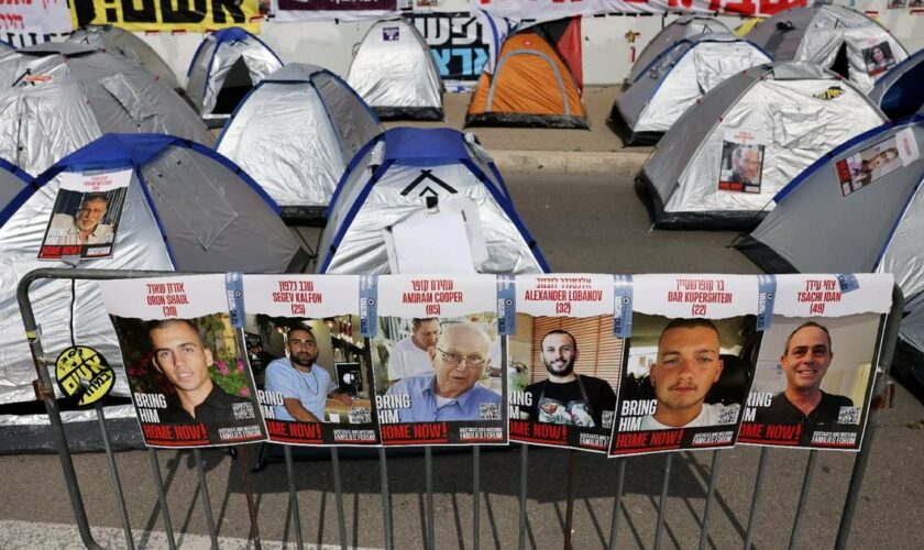 Des portraits d'otages sont accrochés près de tentes dans un camp monté par des manifestants anti-gouvernementaux israéliens à Jérusalem le 2 avril 2024