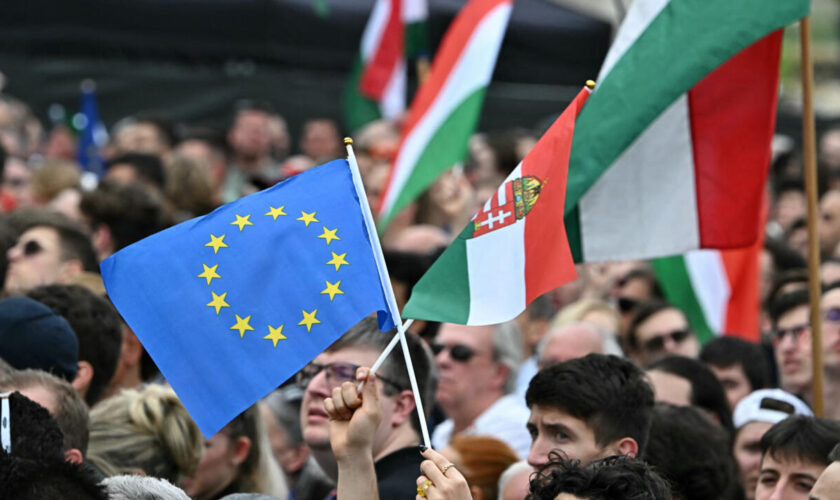 Hongrie : "Orban, démission!" : des dizaines de milliers de manifestants à Budapest