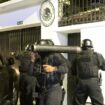 Des forces spéciales de la police équatorienne pénètrent dans l'ambassade du Mexique à Quito pour arrêter l'ancien vice-président équatorien Jorge Glas, le 5 avril 2024