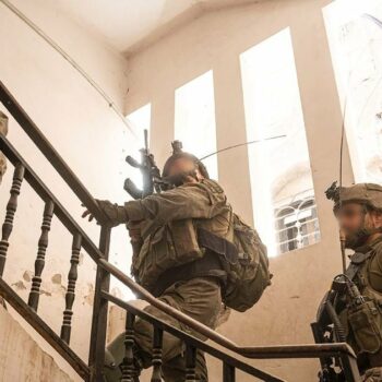 Image fournie par l'armée israélienne montrant des soldats fouillant un immeuble dans la bande de Gaza le 2 mars 2024