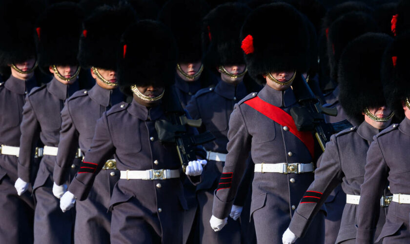 La garde royale britannique s’invite à l’Elysée, la garde républicaine devant Buckingham