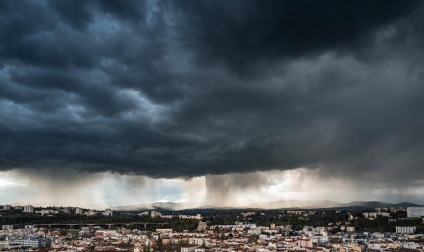 25 départements en risque important pour orages, de fortes pluies dès ce lundi