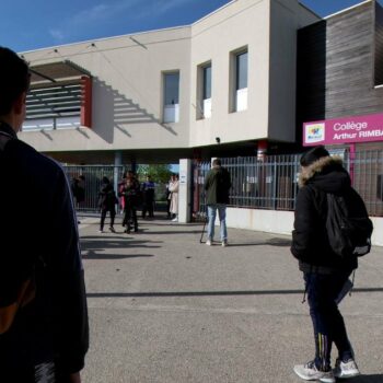 Des élèves arrivent au collège Arthur-Rimbaud, où une adolescente a été agressée mardi, le 4 avril 2024 au nord-ouest de Montpellier, dans les Bouches-du-Rhône