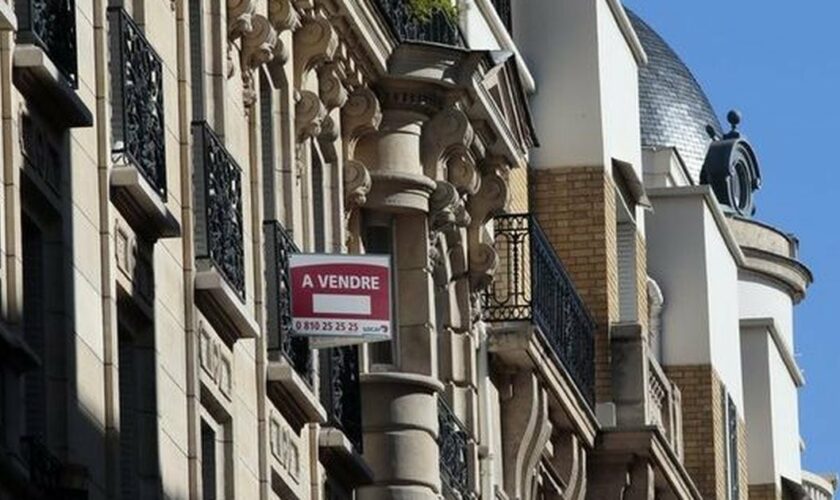 Les taux d'intérêt des crédits immobiliers accordés aux particuliers par les banques en France ont atteint en mai un nouveau plus bas historique à 2,97%, selon une étude de l'Observatoire Crédit Logement/CSA publiée lundi.