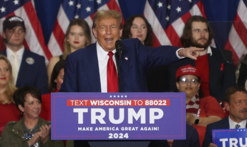 Donald Trump lors d'un meeting à Green Bay, dans le Wisconsin (nord des Etats-Unis), le 2 avril 2024