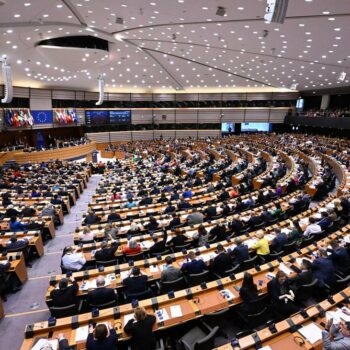 Europäisches Parlament: EU-Parlament beschließt strengere Klimaziele für Lkw