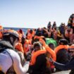 Photo fournie le 14 mars 2024 par l'ONG SOS Méditerranée montrant une opération de secours de migrants menée par l'ONG la veille