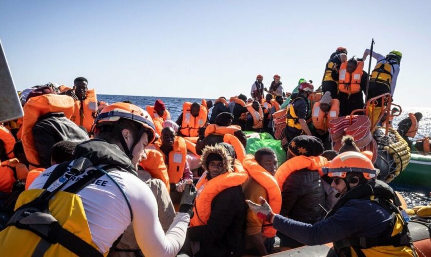 Photo fournie le 14 mars 2024 par l'ONG SOS Méditerranée montrant une opération de secours de migrants menée par l'ONG la veille